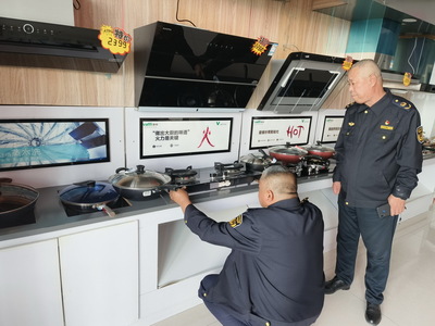 新巴爾虎左旗市場(chǎng)監(jiān)督管理局開展燃?xì)庠罹呒傲闩浼ｍ?xiàng)檢查，筑牢家用電器安全防線